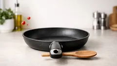 A cosa serve davvero il foro nel manico della padella: il trucco per una cucina più pulita